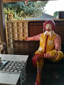 Patung Ronald duduk