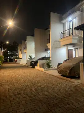 Rumah Dalam Cluster Dekat ke Jalan Raya Ratna Akses Tol Jatibening