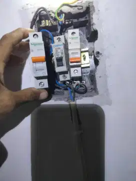 Teknisi instalasi listrik dan perbaikan konsleting