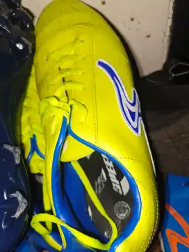 jual sepatu bola ada 2 merk speed ukuran 43
