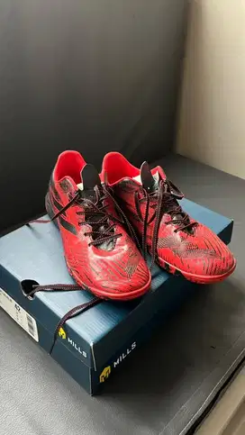 Sepatu futsal mills size 42