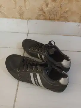 Sepatu Paketan 100