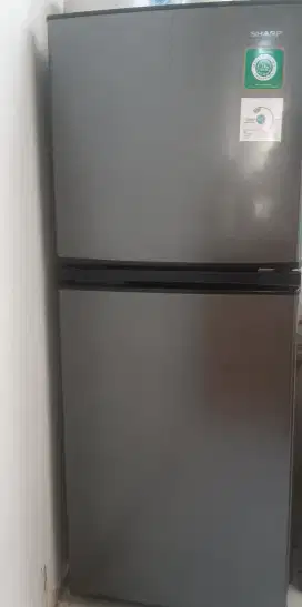 Kulkas sharp dua pintu atas bawah