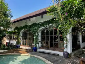 Disewakan Villa 4 Kamar Tidur dengan Pemandangan Sawah di Mas Ubud