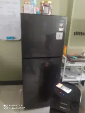 Dijual kulkas 2 pintu merk aqua