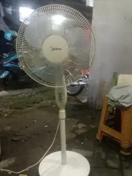 Kipas angin tinggi 16 merk Midea FS40-12P