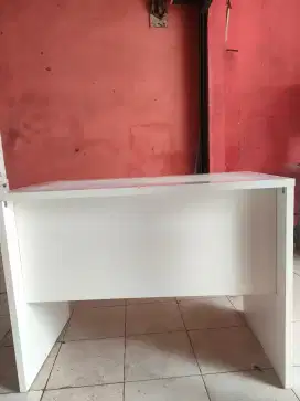 Meja kantor dan meja belajar