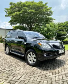 LX 570 LUXURY BLACK ON BEIGE