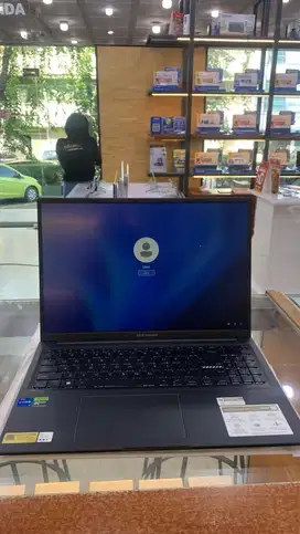 Laptop asus vivovook 16 inchi