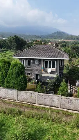 Turun Harga️,Rumah Villa dengan Tanah Luas di daerah Selecta,Batu