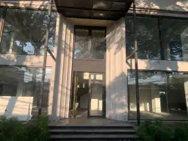 Butuh gedung luas