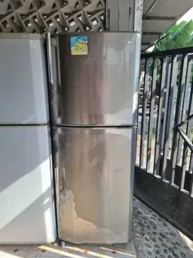 Kulkas shrp normal dingin beku