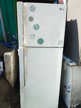 Kulkas 2 pintu LG kondisi bagus normal dingin beku siap pakai