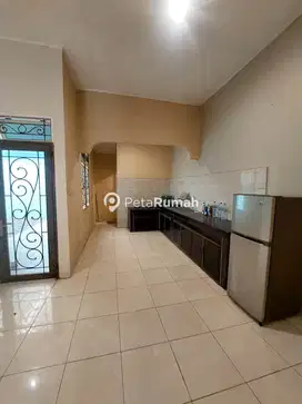 DIJUAL VILLA JALAN KARYA WISATA KOMPLEK CITRA WISATA
