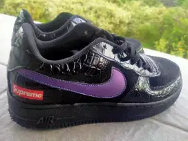Nike Air Force 1 Low Supreme sz 40