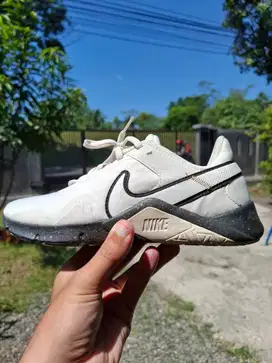 Sepatu Legend Essential 2 Premium - Original