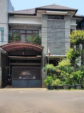 Rumah sewa kebayoran Lama dekat GBK Jakarta selatan