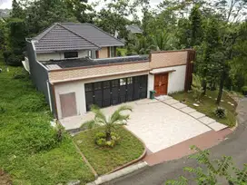 rumah dua lantai asri halaman luas di sentul city