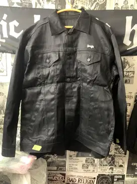 Jaket denim hitam mengkilat