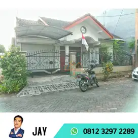 Rumah Hook Model Klasik Yang Cantik Di Tengah Kota