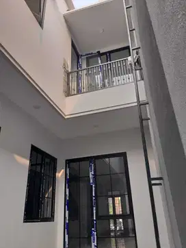 Rumah American Style Fasilitas Lengkap Di Manyar Jaya Surabaya Timur
