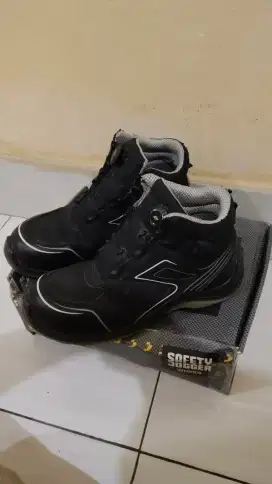 Sepatu safety jogger
