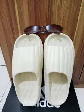 sandal 43,44 + kacamata fashion harga 150 pas lokasi cilebut