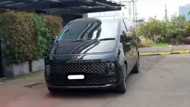 Hyundai staria signature 7 seater diesel 2022 hitam
