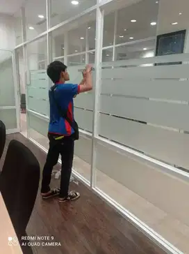 Pemasangan sticker kaca film tolak panas anti radiasi uv kantor toko