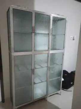 DIJUAL LEMARI PIRING RAK KACA 3 PINTU