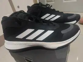 Sepatu basket Adidas bounce