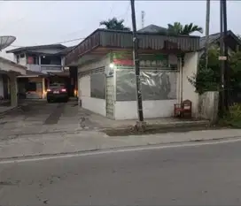 Jual rumah strategis di Jln. Banuaran, padang