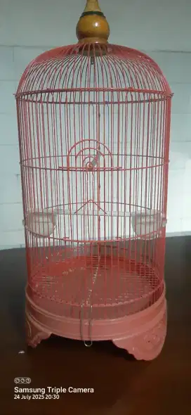 Kandang burung bulat warna merah