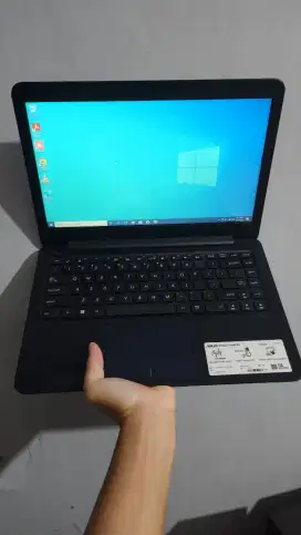 Laptop Asus E402Y AMD E2-7200/Ram 4GB/SSD128GB/WIN10/14 Inch Murah