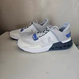 Sepatu Running On Cloudnova Flux original
