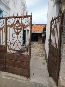 Pagar merah rumah di jl jawa