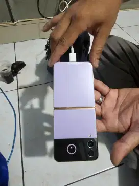 Samsung z flip 4 Ram 8/128 sein