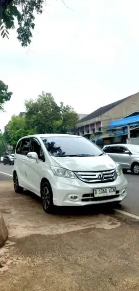 Honda freed psd putih th 2010