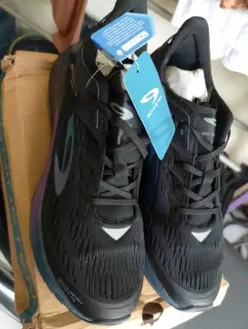 SEPATU RUNNING NINETEEN SIZE 44