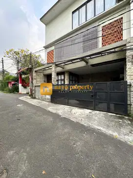 Rumah Cantik Posisi Hook Furnished di Cirendeu Tangerang Selatan
