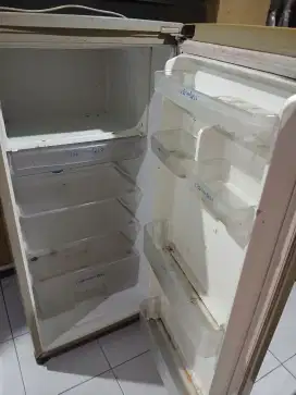Kulkas bekas Toshiba Glacio