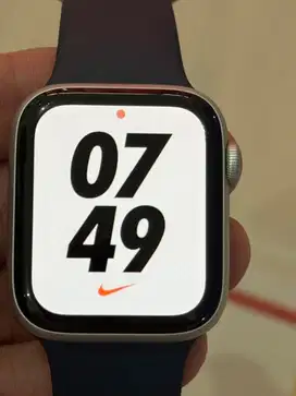 Apple Watch SE (Generasi ke-2, 44mm) 2024