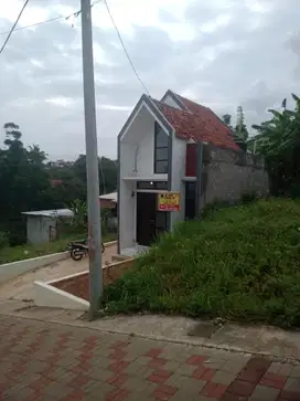 Rumah datar pinggir jalan desa