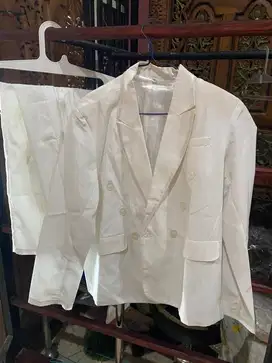 Di jual cepat jas dan celana putih bw