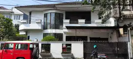 DISEWA RUMAH KAYU PUTIH LUAS 300 M2 POSISI HOOK RAPI SIAP HUNI JRG ADA