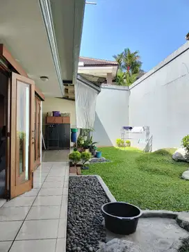 Rumah Asri Terawat Ada Taman Depan Belakang di Setra sari Bandung.