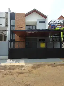 Dijual Rumah Brand New Dalam Cluster Depan Taman Di Graha Raya