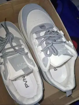 Sepatu pvn warna abu putih