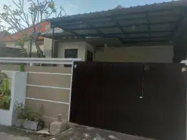 Disewakan rumah mungil desain villa, pemukiman aman.