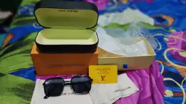 Frame kacamata lv import bisa ganti lensa mewah kondisi baru
